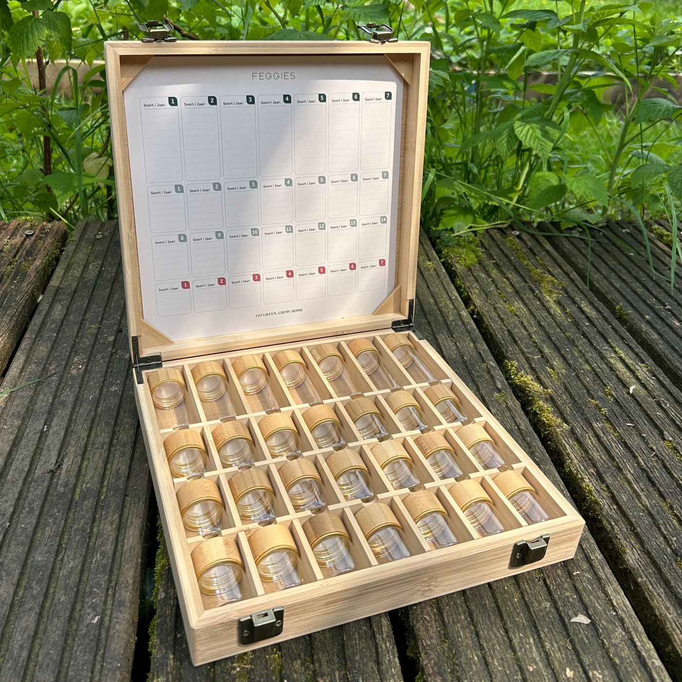 Open Zadenbewaarbox PRO van bamboe met glazen buisjes, buiten op een tuintafel