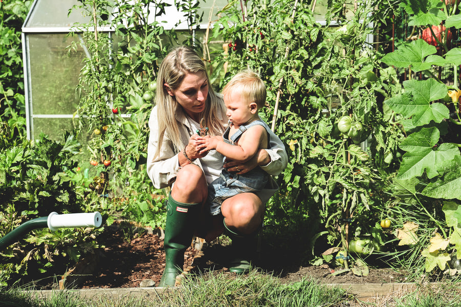 Kind moeder tuin